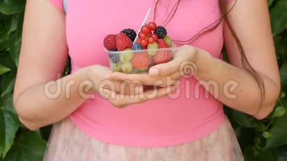 手里拿着浆果和水果的女人视频的预览图