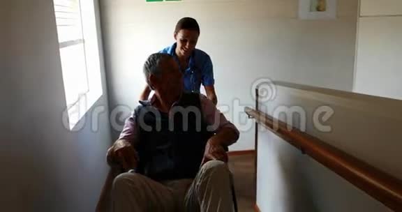 护士推着老人的轮椅视频的预览图