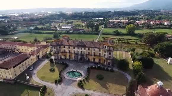意大利托斯卡纳华丽的巴洛克式贝拉维斯塔别墅的空中拍摄4k视频的预览图