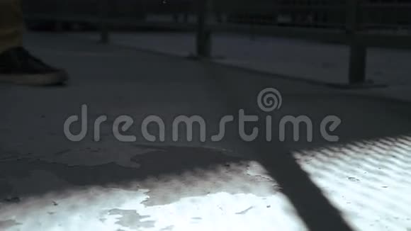 晚上独自在工厂里散步的人人的影子轮廓4k视频的预览图