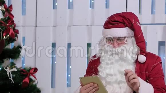 圣诞老人在客房购买数字平板电脑并支付费用视频的预览图