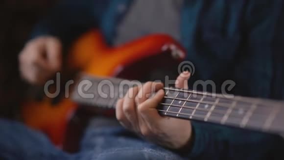 年轻时尚的大胡子弹吉他弹低音吉他视频的预览图