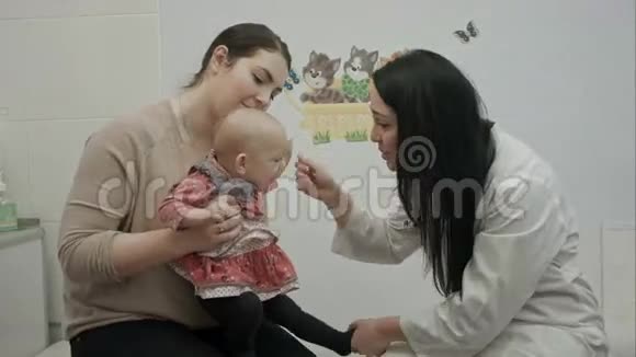 医生与年轻的母亲和新生儿交谈视频的预览图