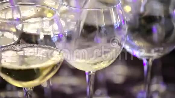 香槟在假日波克闪烁的背景上闪烁香槟录像片段杯子溢出来了视频的预览图