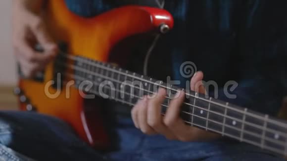 年轻时尚的大胡子弹吉他弹低音吉他视频的预览图