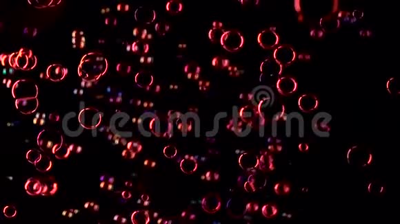 肥皂泡的红色颜色飞行慢动作黑色背景视频的预览图
