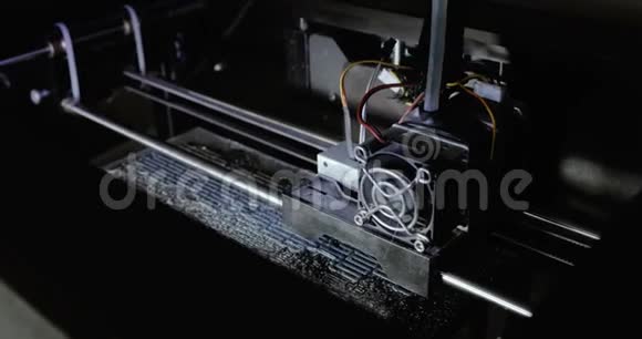 正在3D打印采用先进技术在3D打印机上用塑料丝丝打印塑料模型视频的预览图