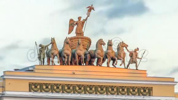 位于俄罗斯圣彼得堡总部大楼屋顶上的名为名人查里奥特的雕塑群视频的预览图