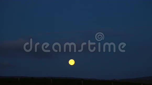 苏格兰奥克尼上空4K超高清月亮视频的预览图