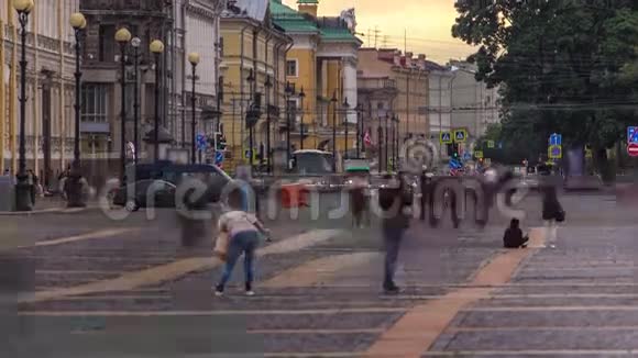 在圣彼得堡的黄昏时分不知名的人步行到皇宫广场视频的预览图