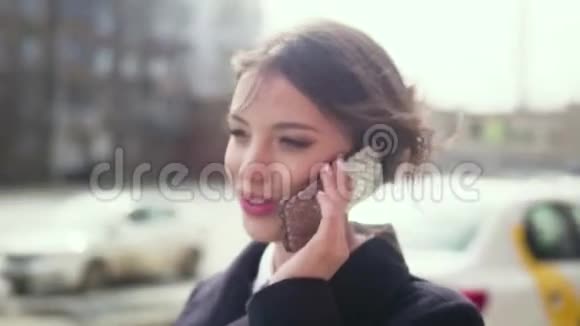 城市大街上的一位美女在用手机说话视频的预览图
