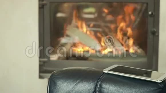 壁炉旁边的椅子上的桌子视频的预览图