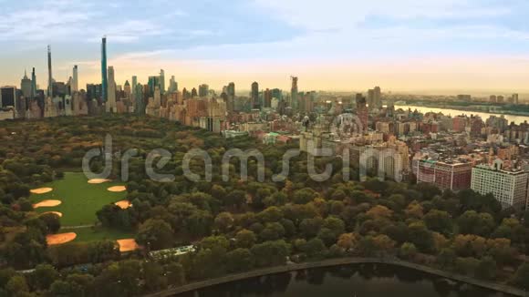 日落时分纽约天际线的空中无人机镜头视频的预览图