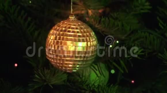 新年镜球背景上装饰着圣诞树的花环视频的预览图