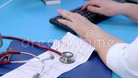 男医生手按键盘打字特写视频的预览图