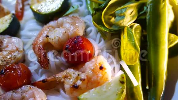 泰国中式融合美食面条与大虾炒串视频的预览图
