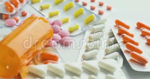 特写了许多不同的转药药片和药片的包装在桌子上医药视频的预览图