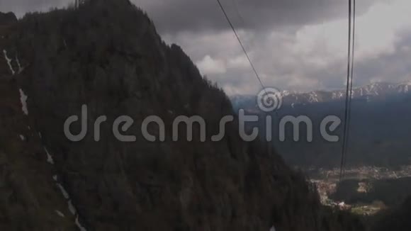山上的缆车视频的预览图