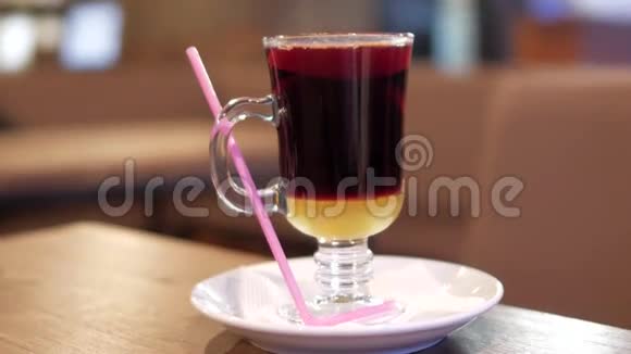 一杯带着粉红色吸管的热覆盖葡萄酒视频的预览图