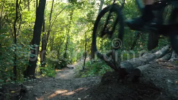 山地自行车手在森林中沿着公路行驶动作缓慢视频的预览图