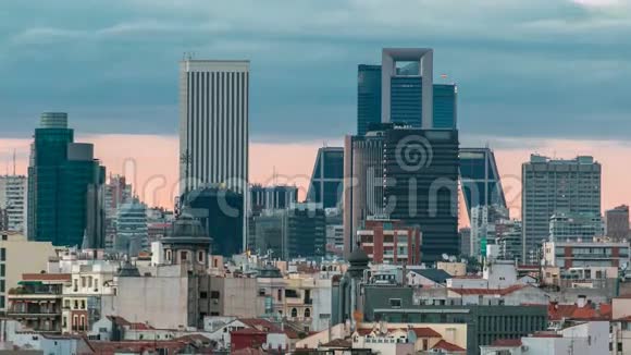 日落时分马德里天际线上有一些标志性建筑如基奥塔视频的预览图