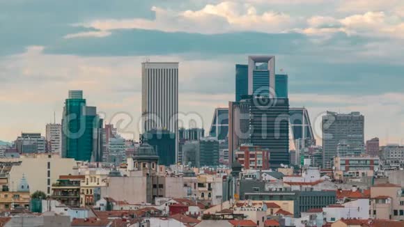 日落时分马德里天际线上有一些标志性建筑如基奥塔视频的预览图