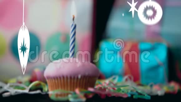 生日快乐写在生日蜡烛和礼物前视频的预览图