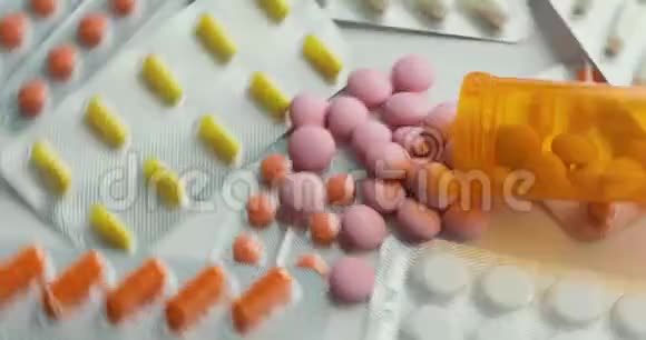 特写了许多不同的转药药片和药片的包装在桌子上医药视频的预览图