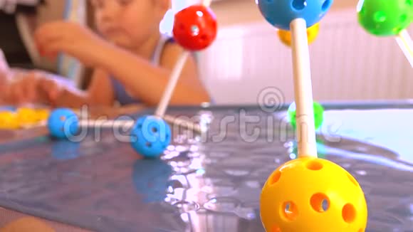 小男孩玩彩色塑料建筑套装分子模型4K关闭剪辑视频的预览图