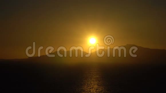 太阳从大海和沙漠中升起视频的预览图