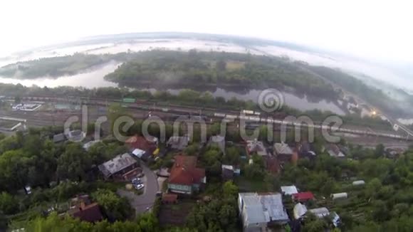 城市火车站和河流的空中录像视频的预览图