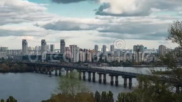 桥上白天城市交通的时间流逝视频的预览图