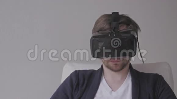 通过在白色背景上隔离的虚拟现实耳机体验虚拟现实视频的预览图