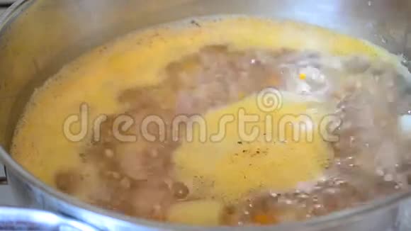 用勺子搅拌煮好的荞麦汤视频的预览图
