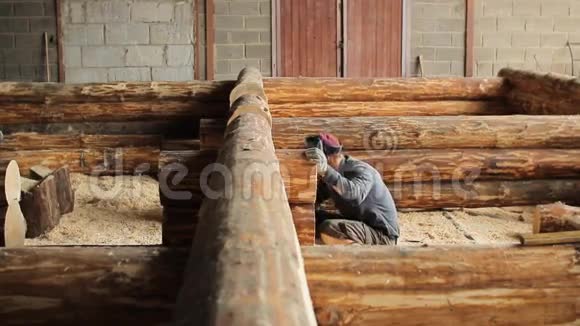 一名男子检查梁房安装的准确性半建制的木制房屋视频的预览图