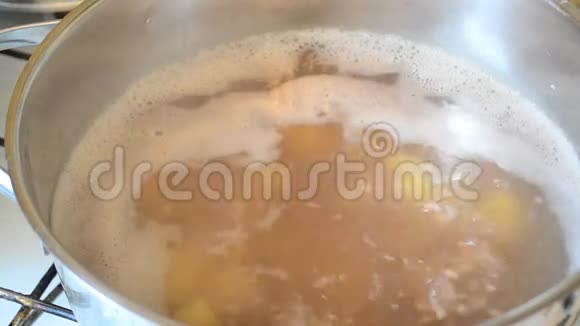 用荞麦汤在平底锅中加入烤胡萝卜视频的预览图