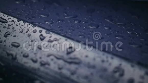 水滴落在汽车的罩上视频的预览图