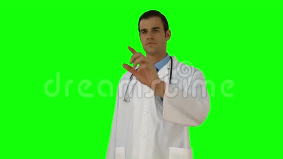 医生用手指着视频的预览图