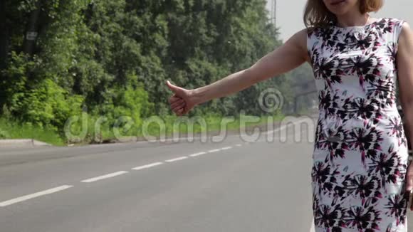 美丽的女人在路上开车视频的预览图