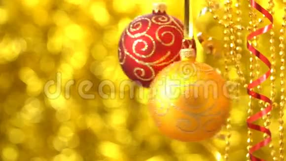 红色和金色的圣诞球摆动新年装饰模糊的金波克视频的预览图