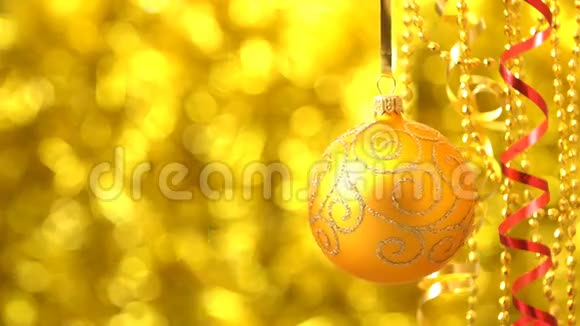 圣诞金球旋转新年装饰模糊的金波克闪闪发光视频的预览图