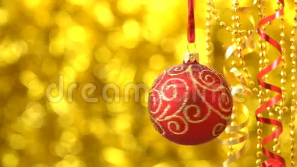 圣诞红金色图案球旋转新年装饰模糊的金波克视频的预览图