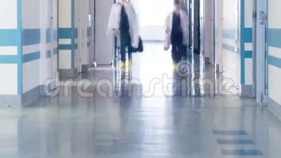诊所走廊的医务人员视频的预览图