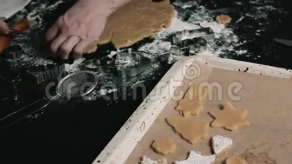 面包锅上不同形状的饼干视频的预览图