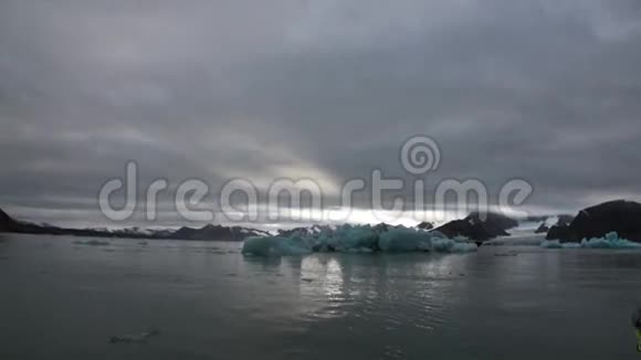 在斯瓦尔巴的北冰洋冰雪冰山的背景下日落视频的预览图