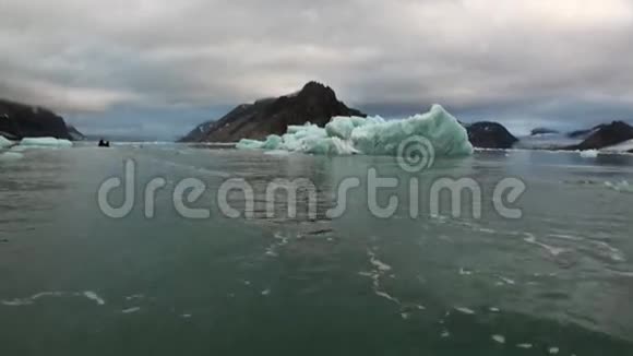 在斯瓦尔巴的北冰洋冰雪冰山的背景下日落视频的预览图