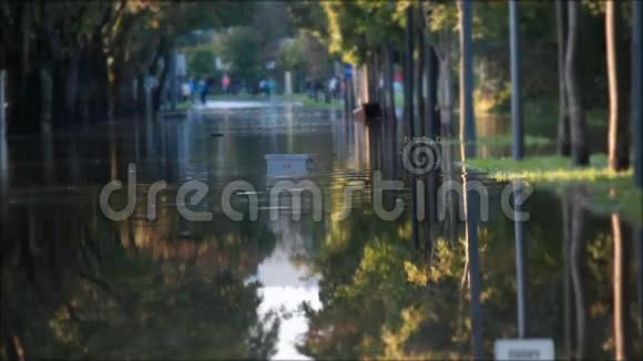 城市里一条被洪水淹没的街道的景色视频的预览图