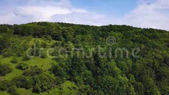阿尔萨斯沃什山脉布莱滕巴赫小村庄的鸟瞰图视频的预览图