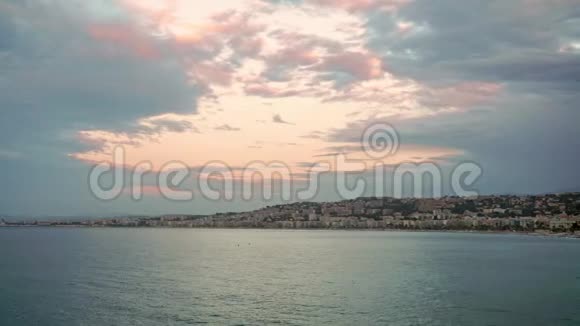 日出时法国尼斯海滩上的人们视频的预览图