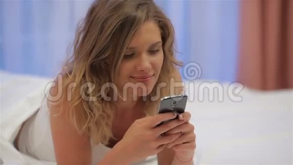女人在床上用手机留言视频的预览图